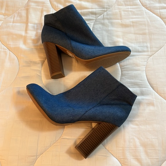 NWOT Women’s size 10  denim booties - Picture 3 of 7